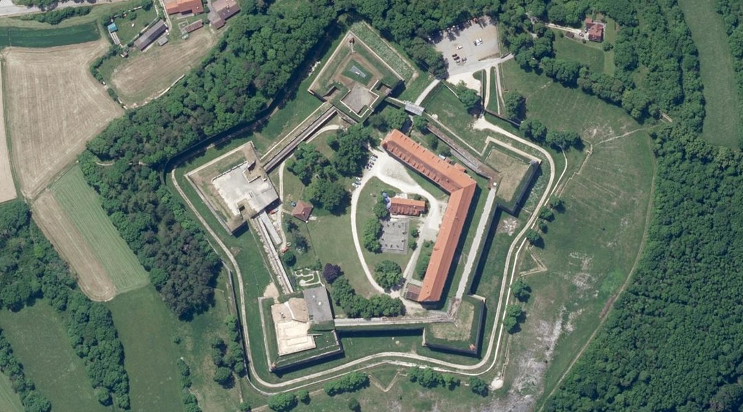 Auf dem Luftbild ist die Festung Wülzburg zu sehen. Aus der Vogelperspektive erkennt man den sternförmigen Grundriss des Gebäudes.