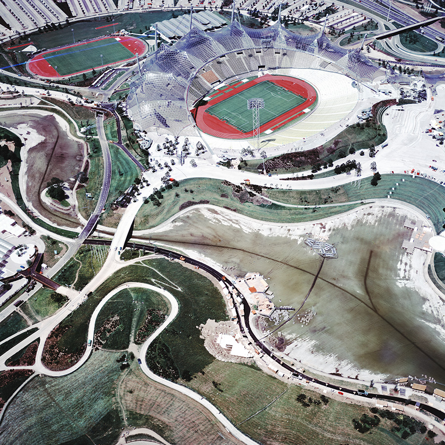 Das farbige Schrägluftbild zeigt den Olympiaberg und das Olympiastadion.
